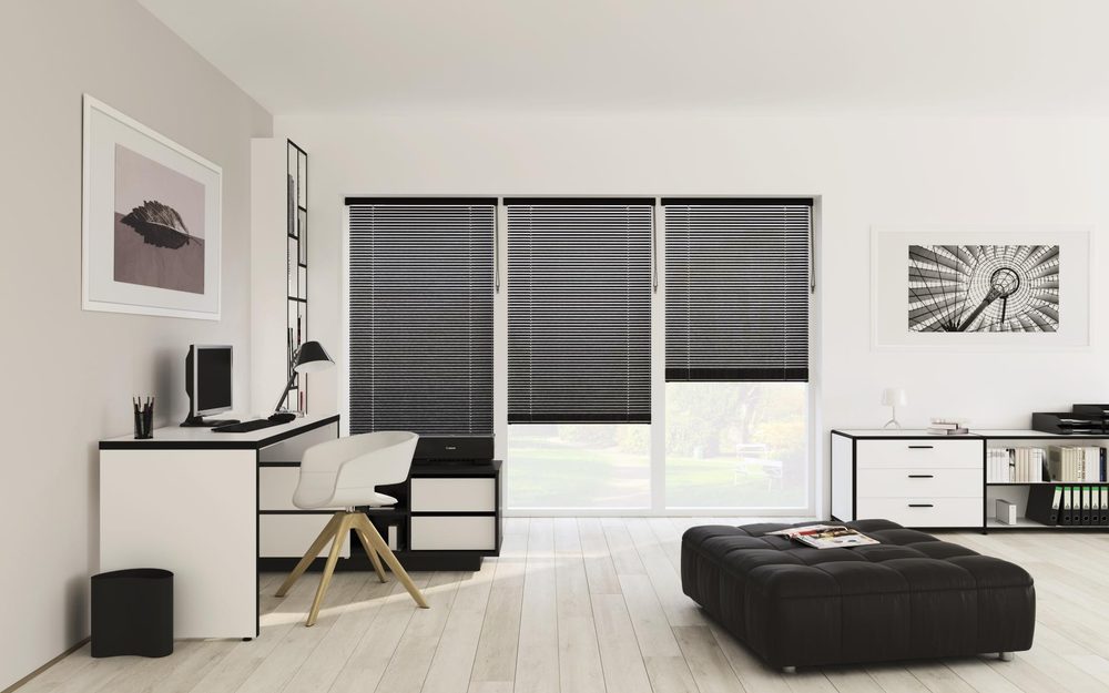 Modernes Wohnzimmer mit dunklen Jalousien als Sonnenschutz innen