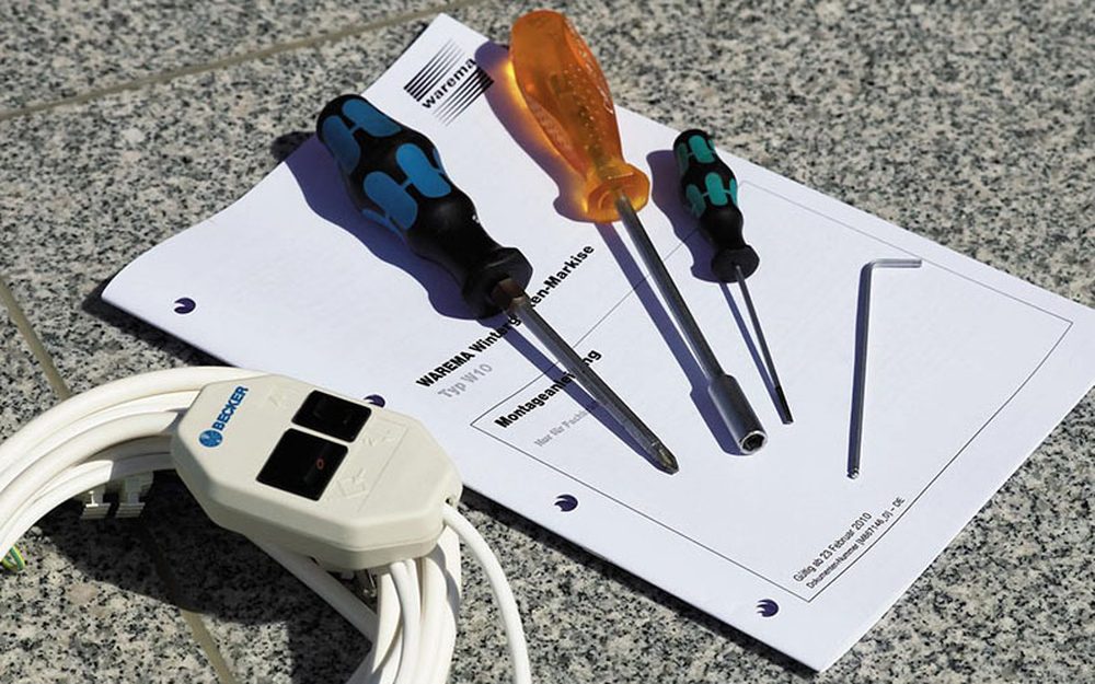 Werkzeug und WAREMA-Montageanleitung – Service und Wartung von Sonnenschutz